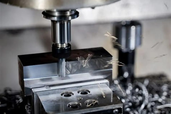 フライス加工中のCNC機械