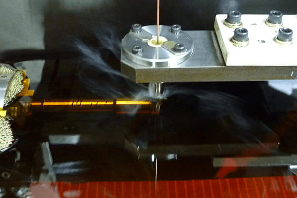 ワイヤーカットと型彫り放電の違い