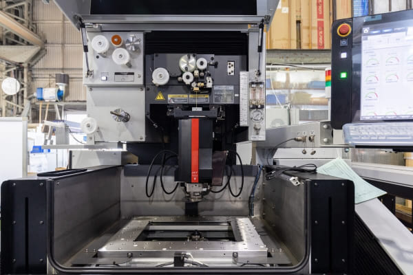 ワイヤーカット機