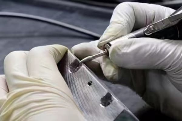 手作業によるバリ取り作業