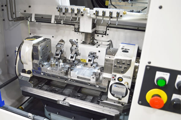 反り防止の工夫がされた加工治具