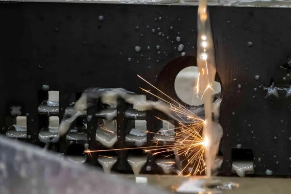 放電加工中の様子